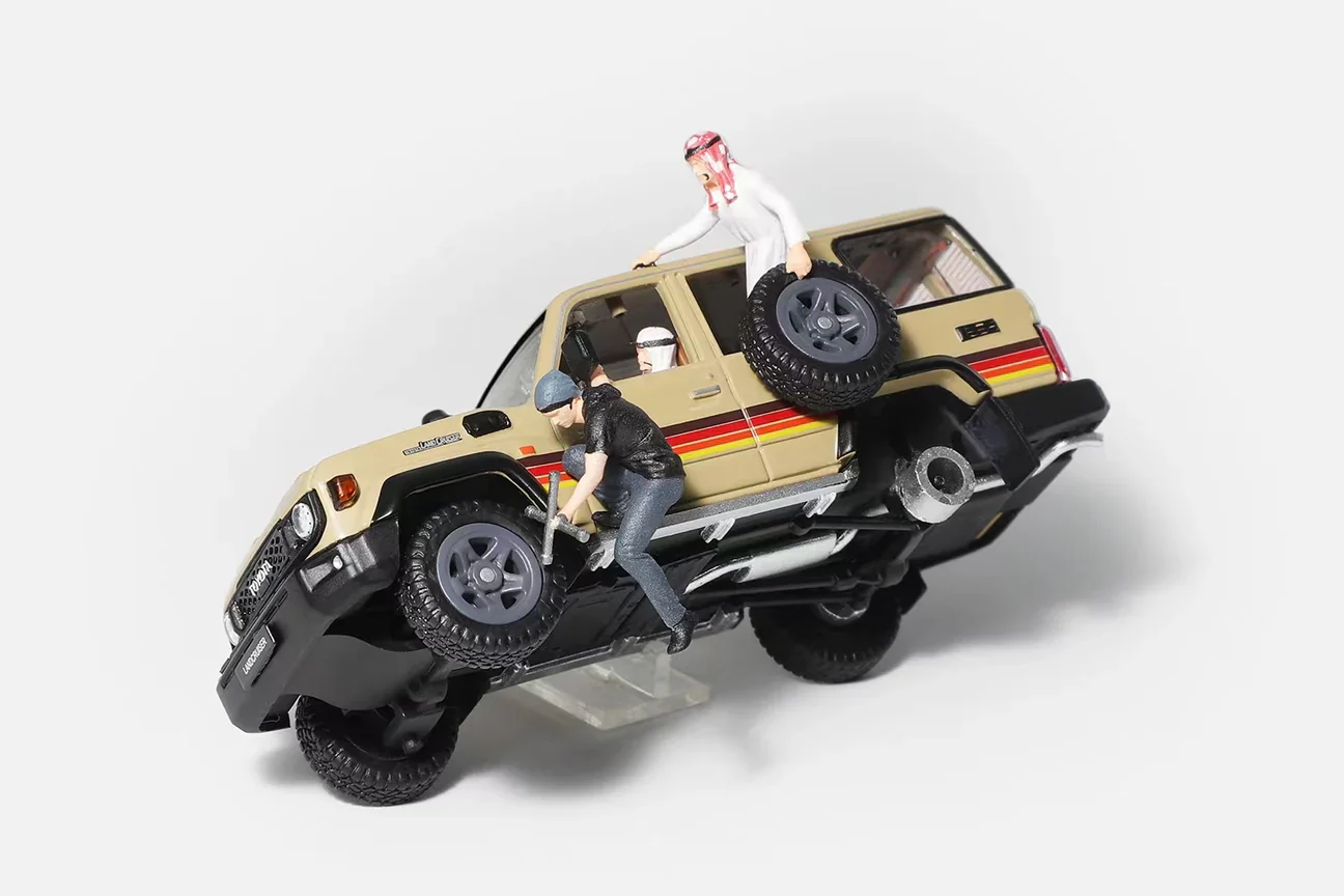 DiecastTalk Arab Exclusive GCD Toyota Land Cruiser 70 Series with Figures - Image 3
