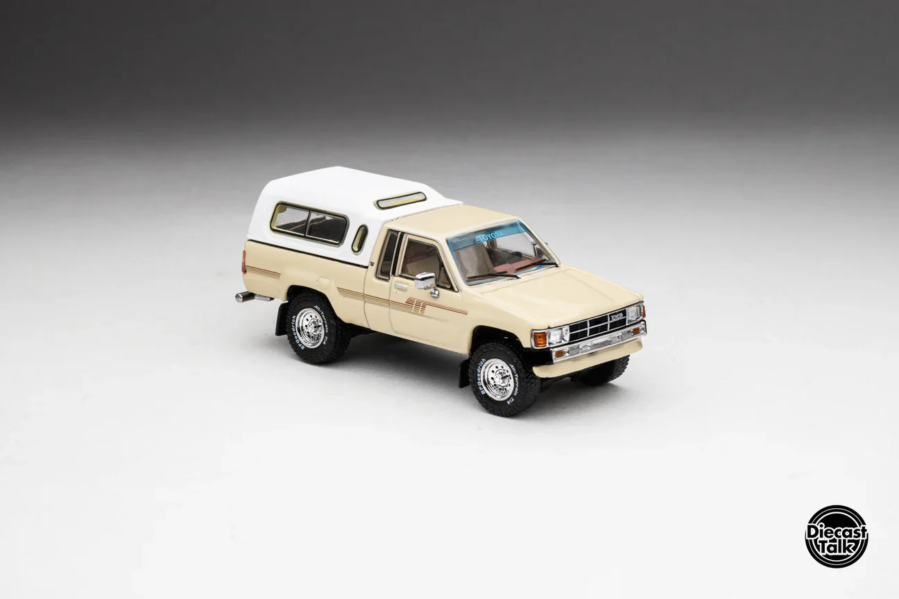 DiecastTalk Exclusive GCD 1985 Toyota Hilux SR5 Xtracab Beige with Accessories - Image 11