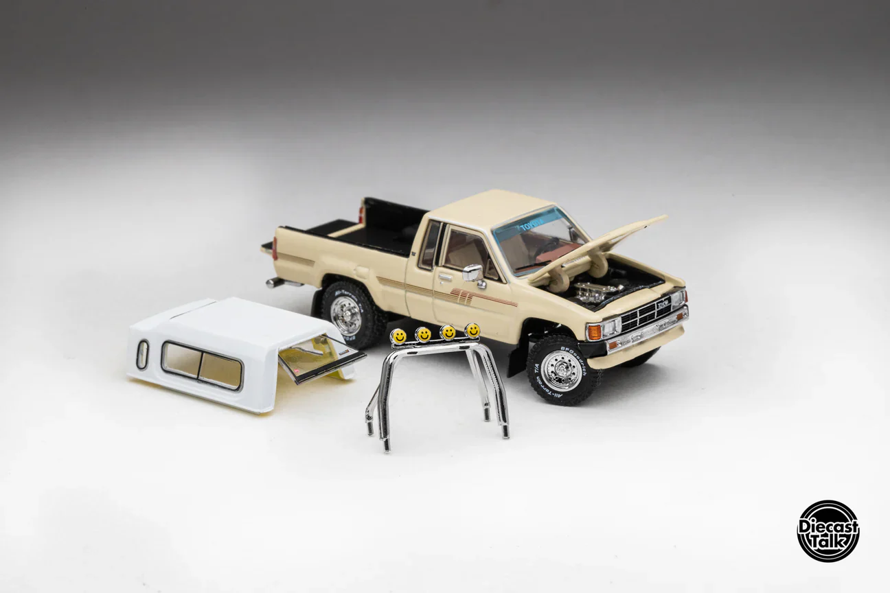 DiecastTalk Exclusive GCD 1985 Toyota Hilux SR5 Xtracab Beige with Accessories - Image 12