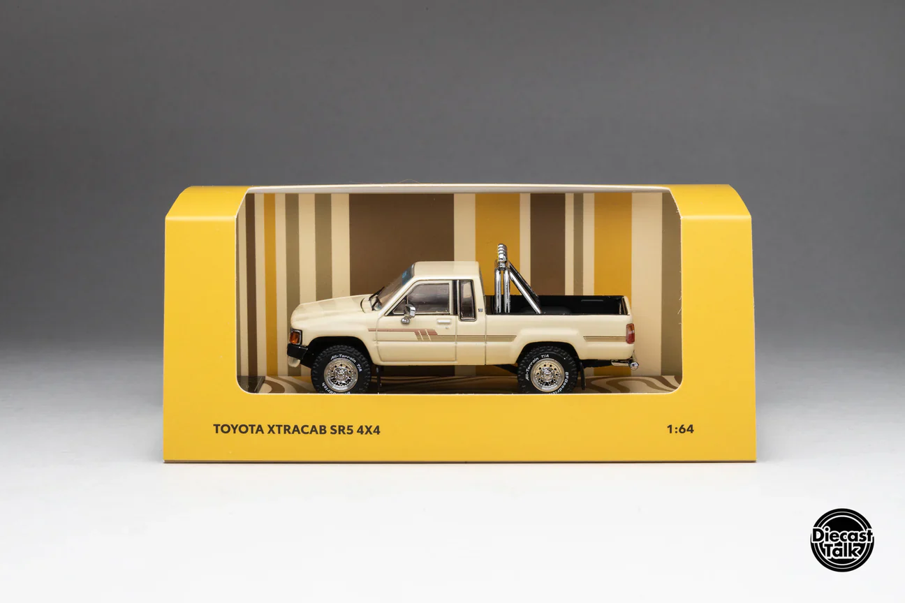 DiecastTalk Exclusive GCD 1985 Toyota Hilux SR5 Xtracab Beige with Accessories - Image 3