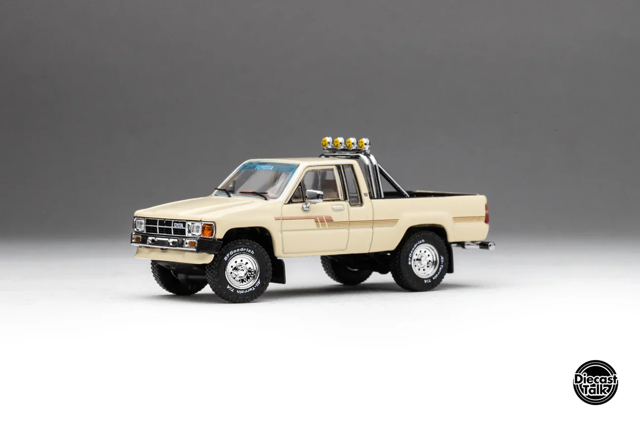DiecastTalk Exclusive GCD 1985 Toyota Hilux SR5 Xtracab Beige with Accessories - Image 4