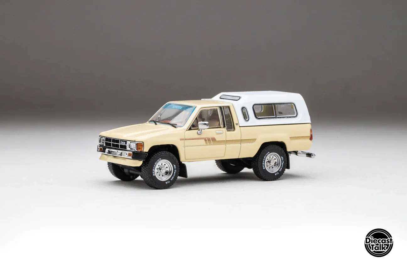 DiecastTalk Exclusive GCD 1985 Toyota Hilux SR5 Xtracab Beige with Accessories - Image 5