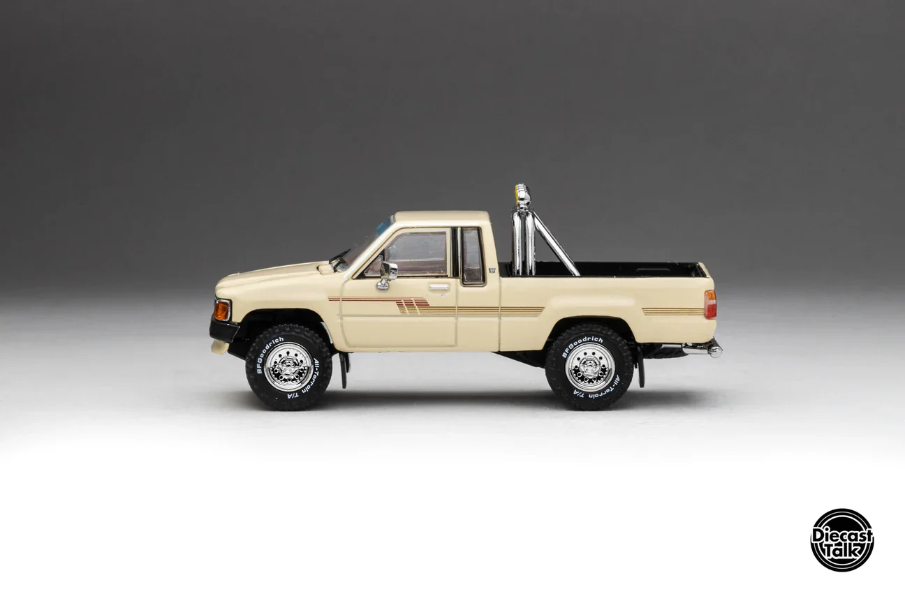 DiecastTalk Exclusive GCD 1985 Toyota Hilux SR5 Xtracab Beige with Accessories - Image 6