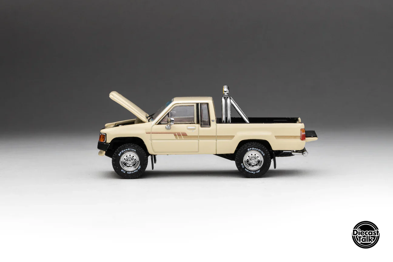 DiecastTalk Exclusive GCD 1985 Toyota Hilux SR5 Xtracab Beige with Accessories - Image 7