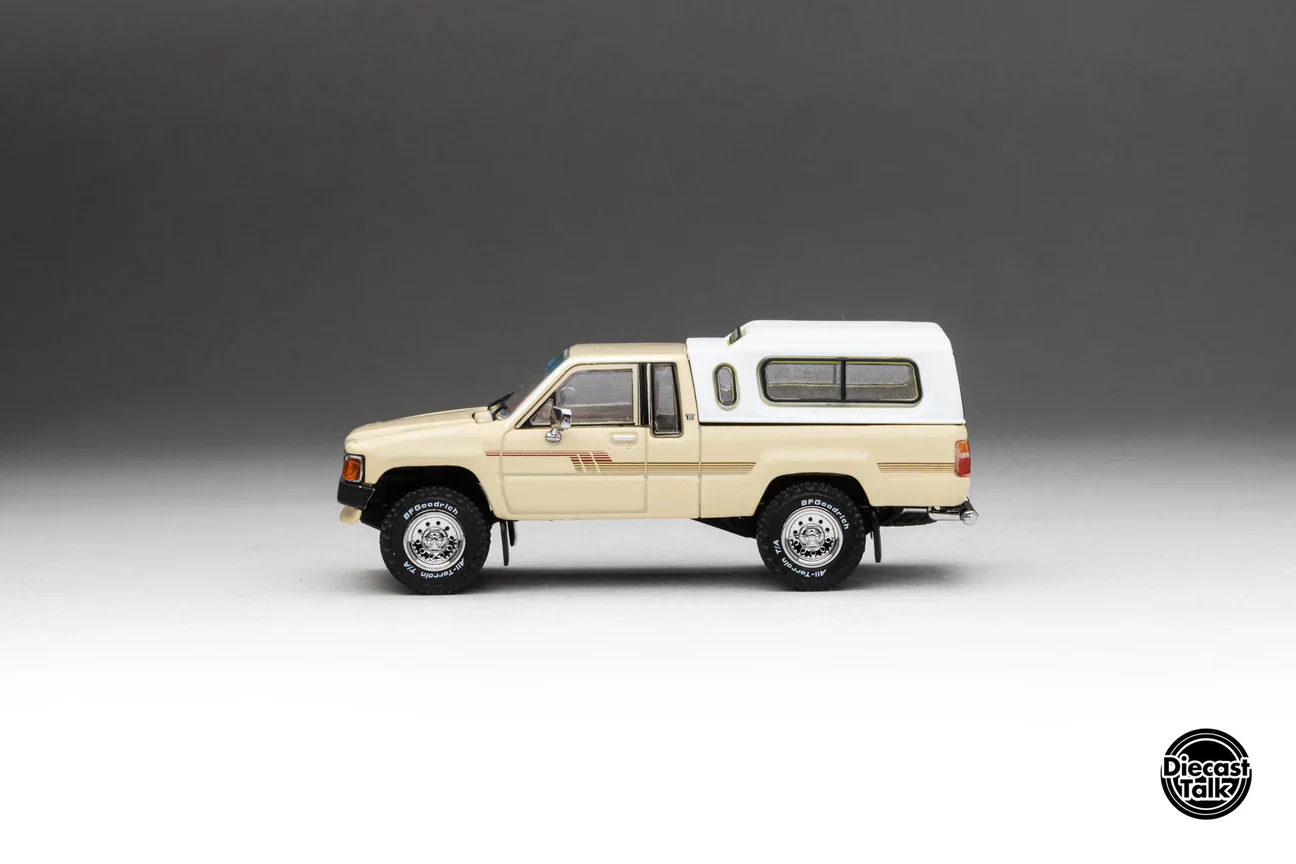 DiecastTalk Exclusive GCD 1985 Toyota Hilux SR5 Xtracab Beige with Accessories - Image 8