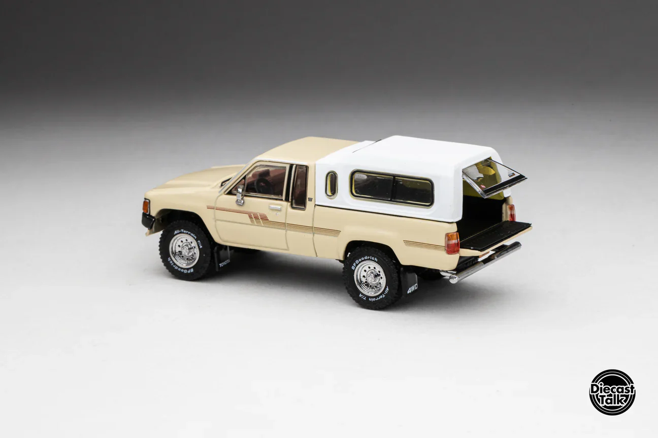 DiecastTalk Exclusive GCD 1985 Toyota Hilux SR5 Xtracab Beige with Accessories - Image 9