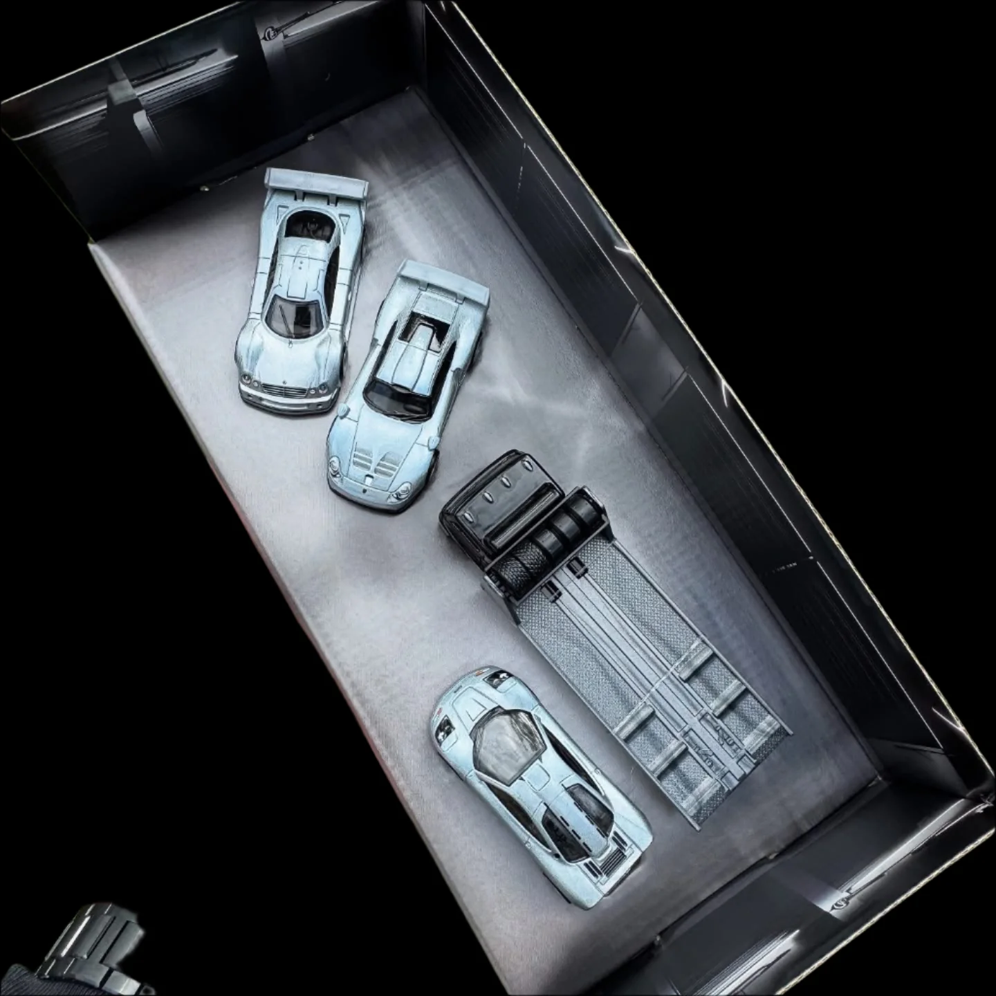 Hot Wheels Premium 2025 Le Mans 90’s Holy Trinity Diorama Box Set (JBM07) - Image 4
