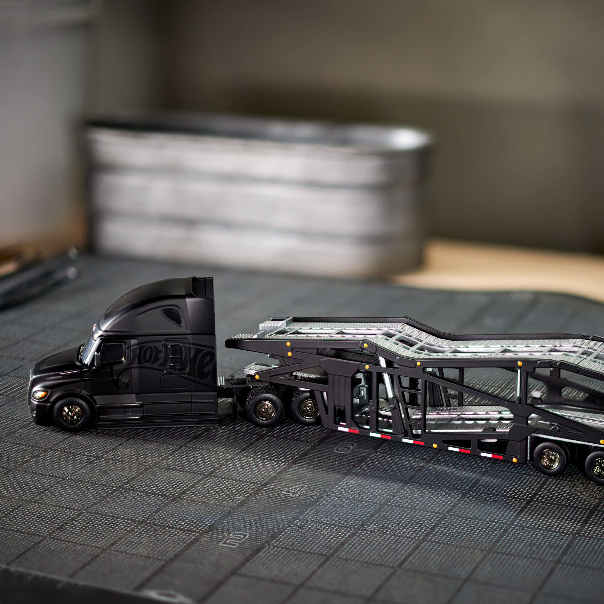 Hot Wheels Elite 64 Freightliner Cascadia - Image 10