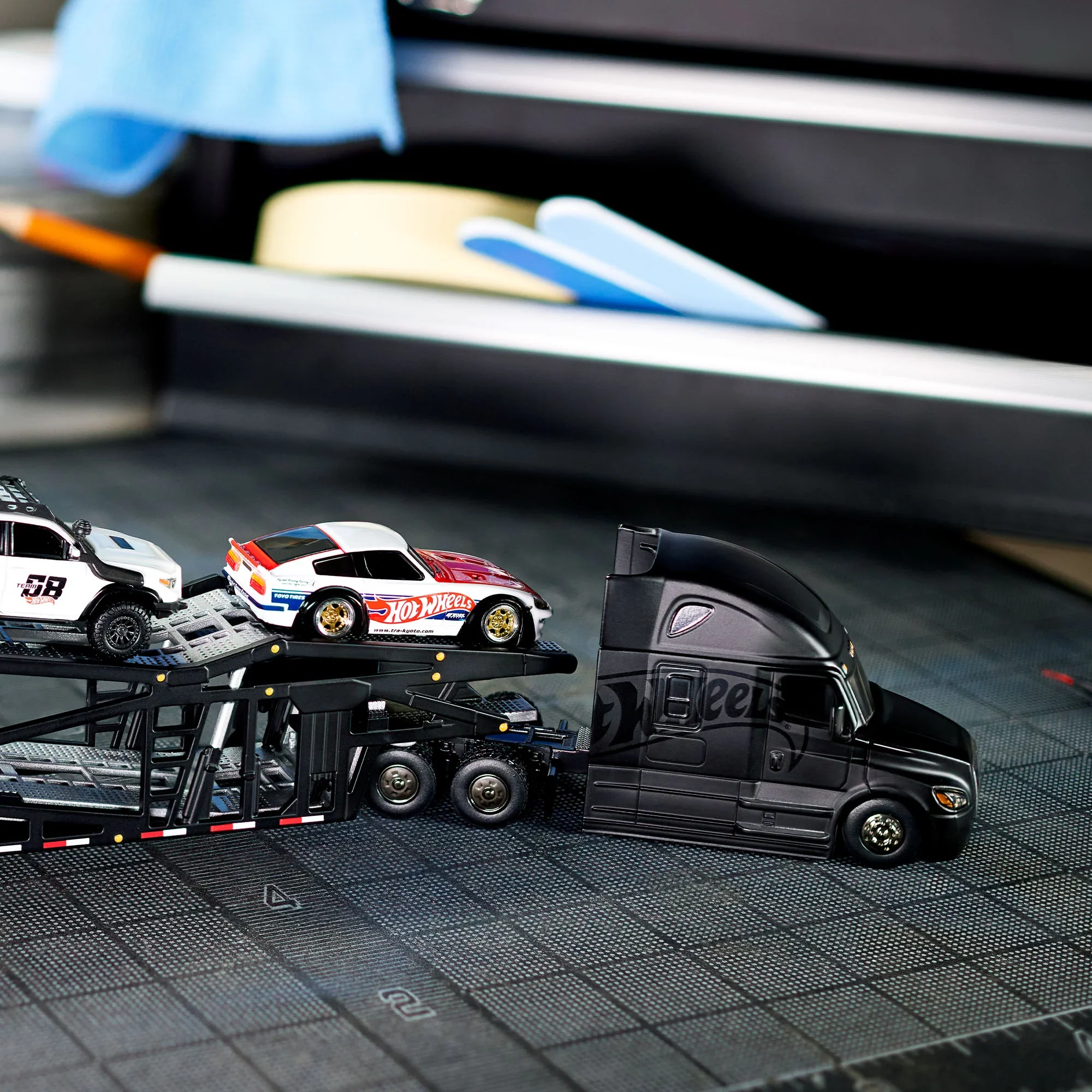 Hot Wheels Elite 64 Freightliner Cascadia - Image 12