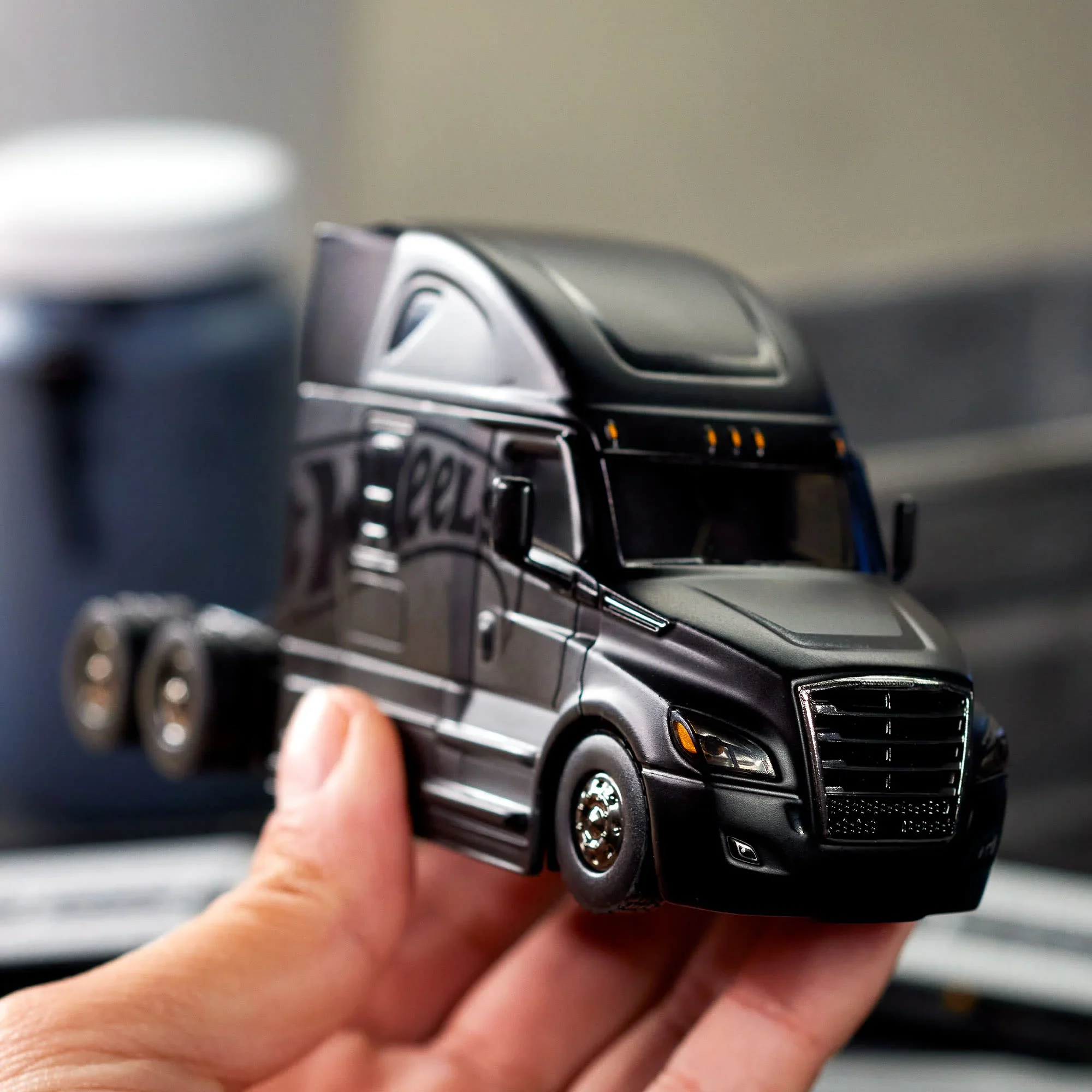 Hot Wheels Elite 64 Freightliner Cascadia - Image 13