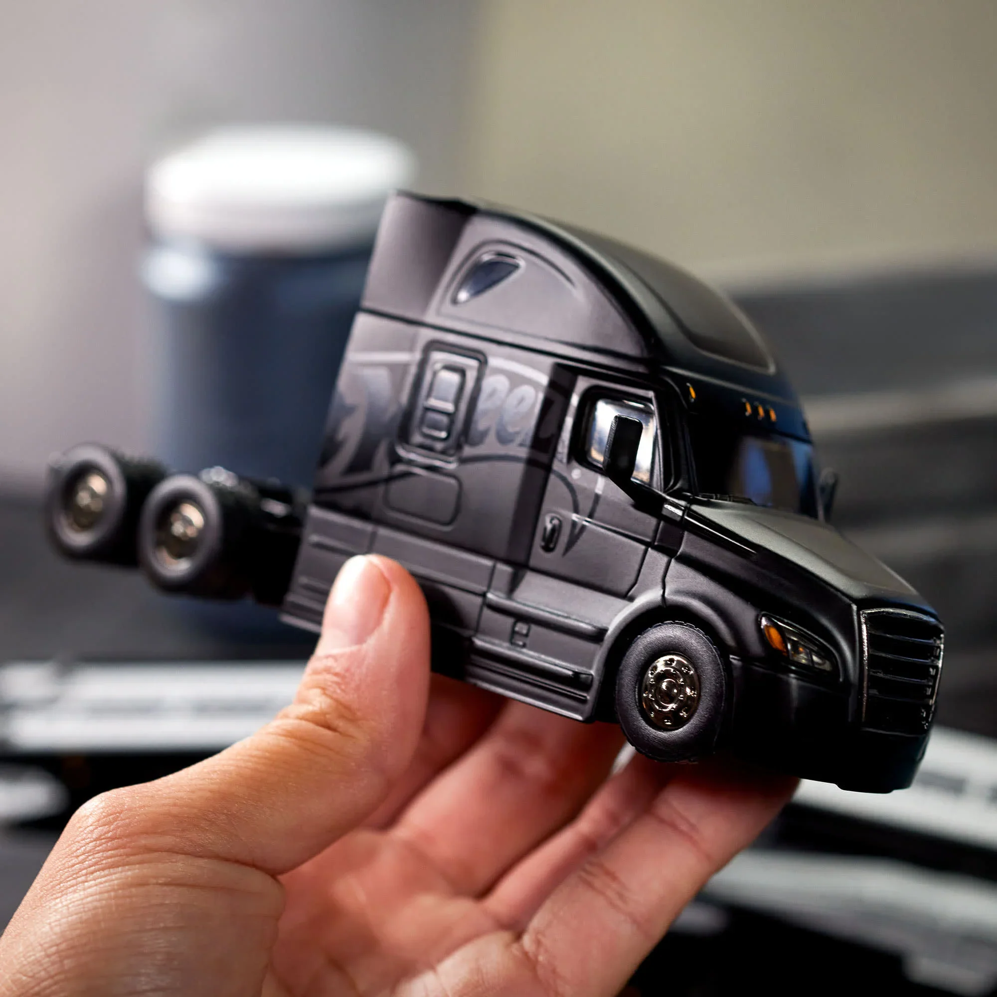 Hot Wheels Elite 64 Freightliner Cascadia - Image 14