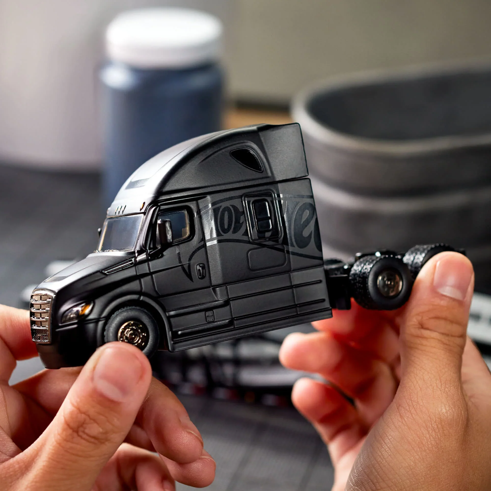 Hot Wheels Elite 64 Freightliner Cascadia - Image 15