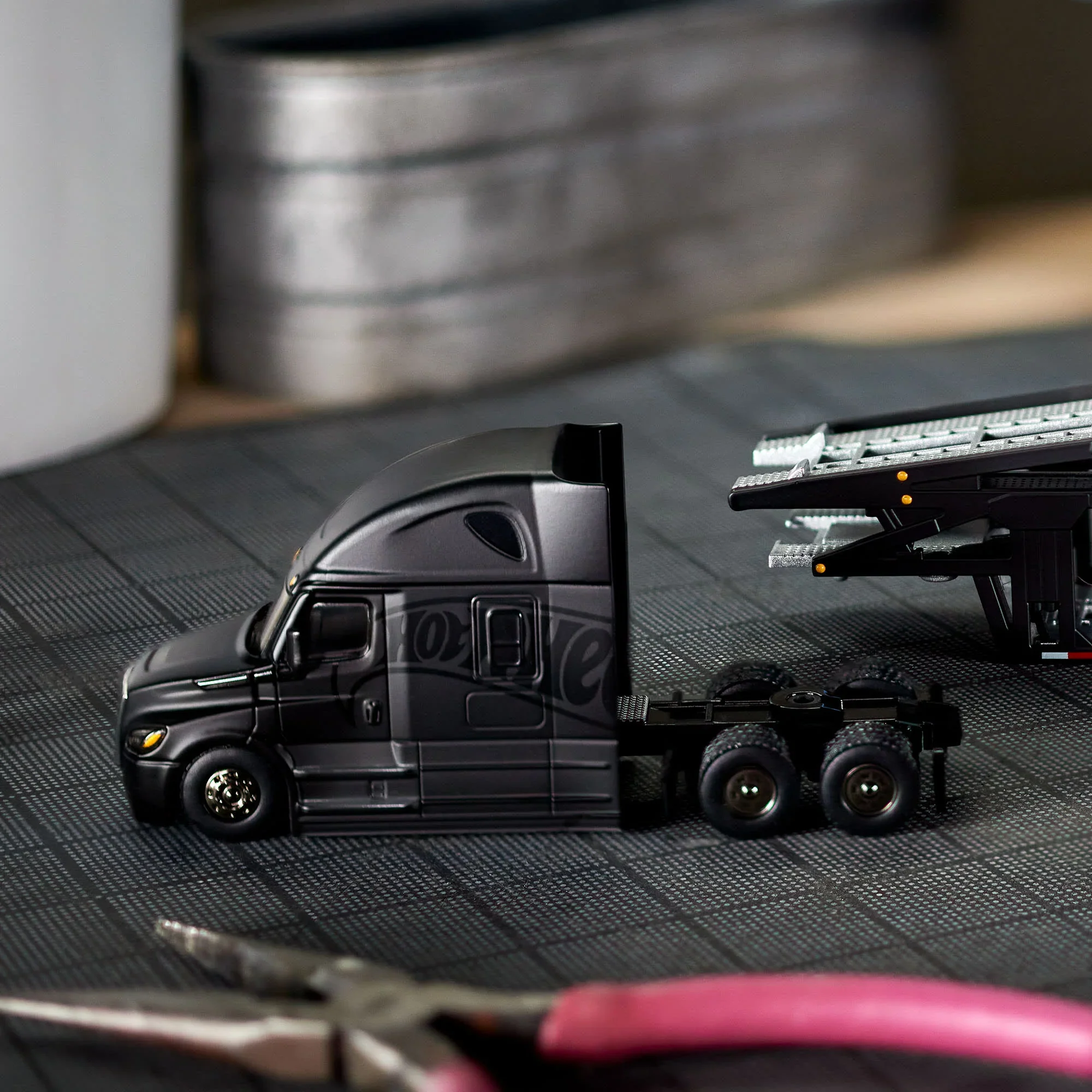 Hot Wheels Elite 64 Freightliner Cascadia - Image 2