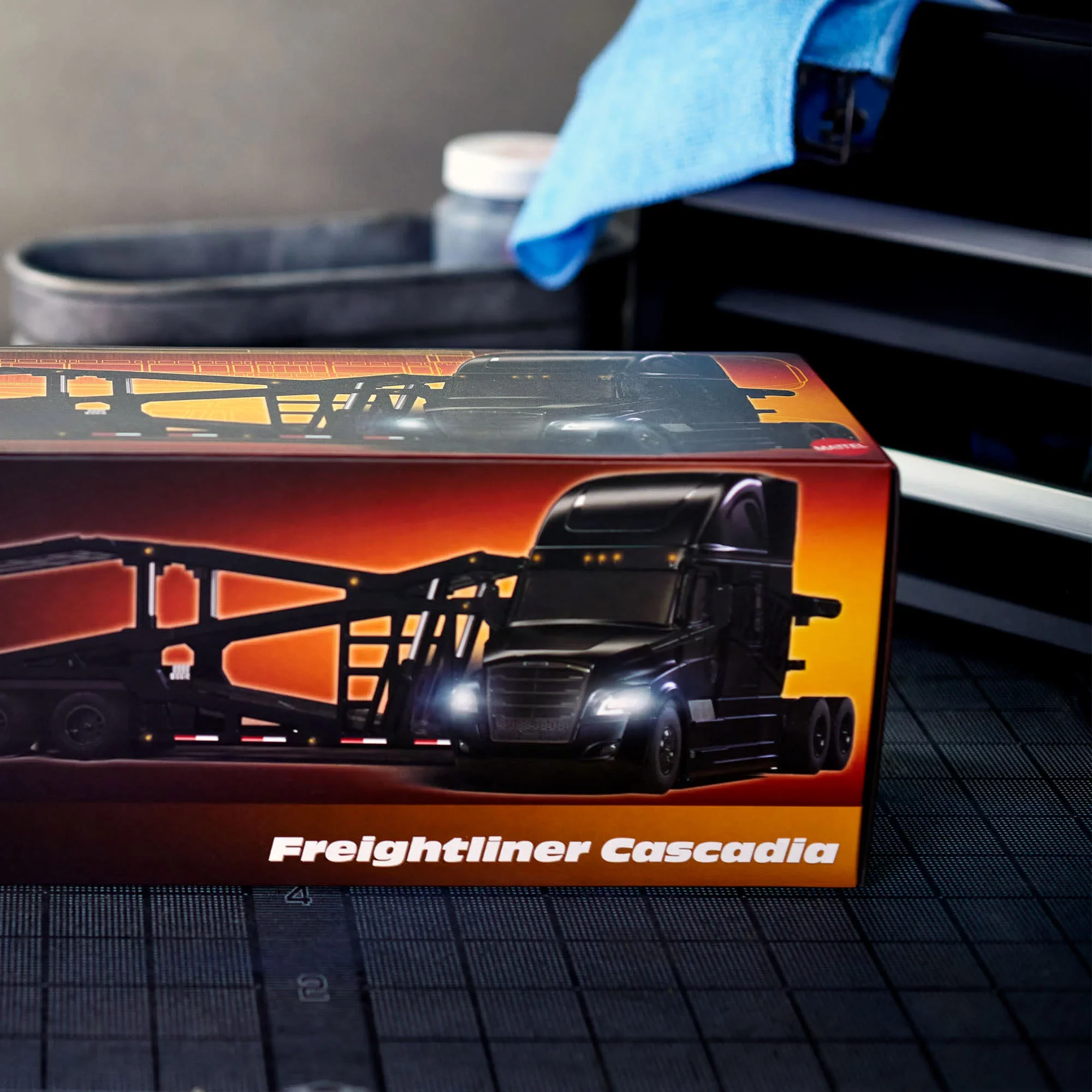 Hot Wheels Elite 64 Freightliner Cascadia - Image 5