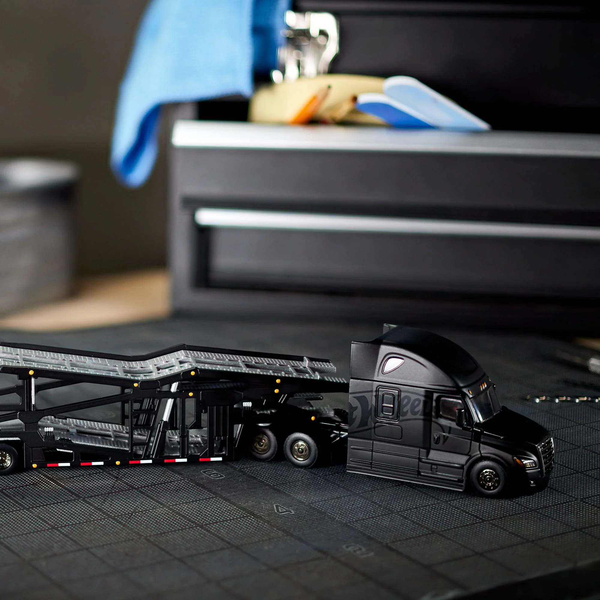 Hot Wheels Elite 64 Freightliner Cascadia - Image 8